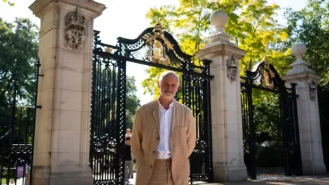 Creator Aims to Reflect Royal's Majesty in Monument