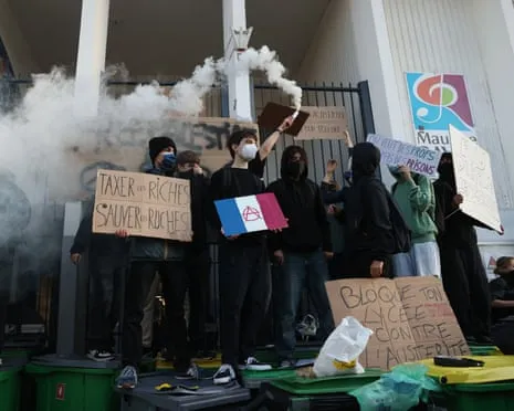 New France's PM Faces Intense Pressure as Countrywide Protests Disrupt Schools and Transport