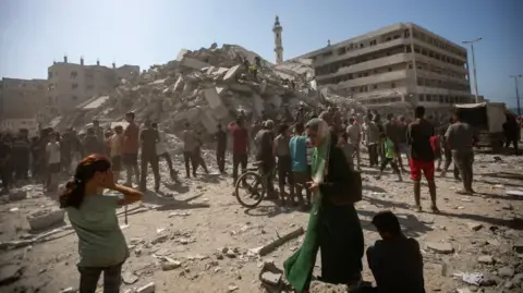 Escalated Artillery Offensive Continues in Gaza