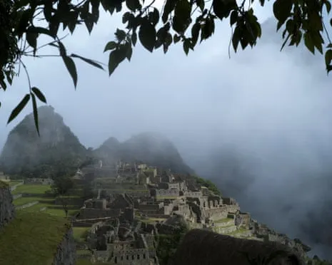 Rocks placed on Train Tracks Leave 900 Travelers near Peru's Historic Site